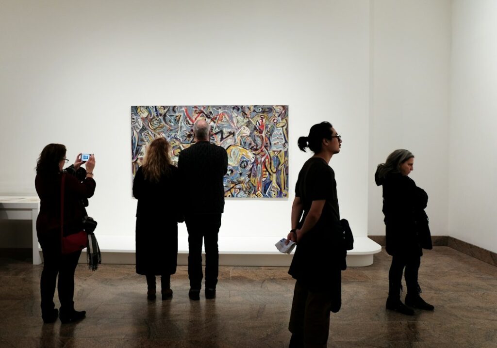 Un visiteur regardant l'art pendant l'itinéraire du festival Sikka à Al Fahidi