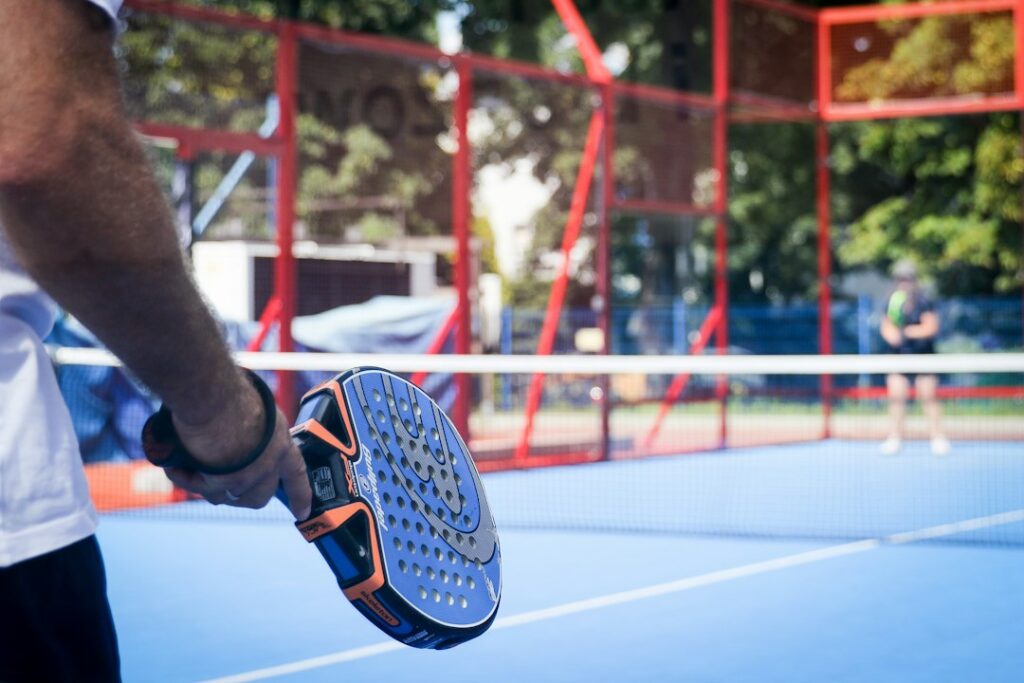 Joueurs réservant l'un des courts de padel très fréquentés de Dubaï à Al Quoz