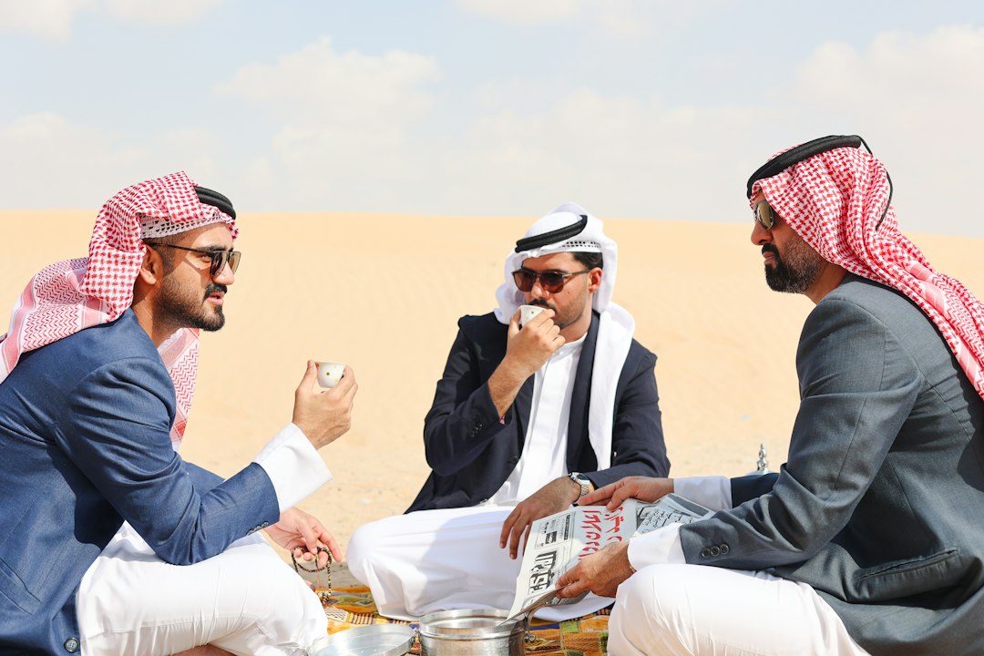 Reclutatore che esamina le candidature durante un colloquio di lavoro a Dubai